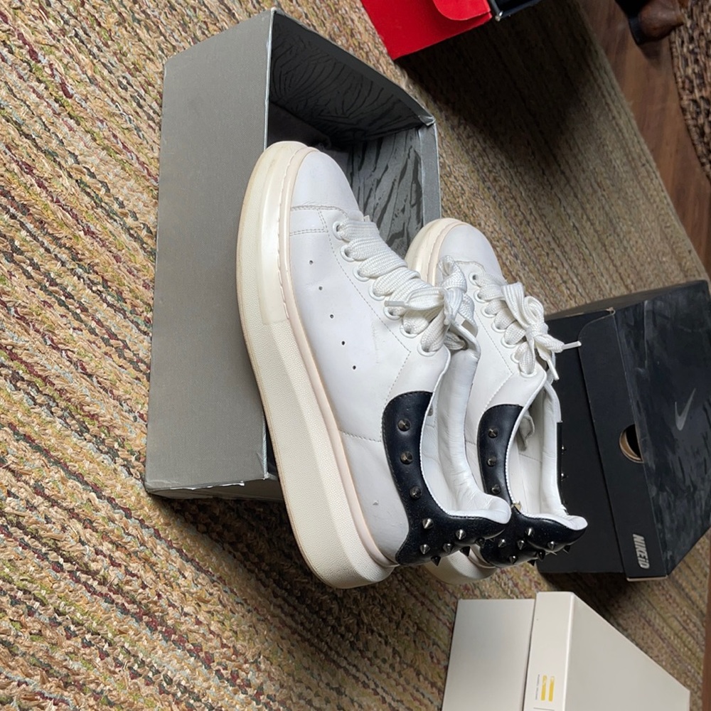 Alexander McQueen (size 40)